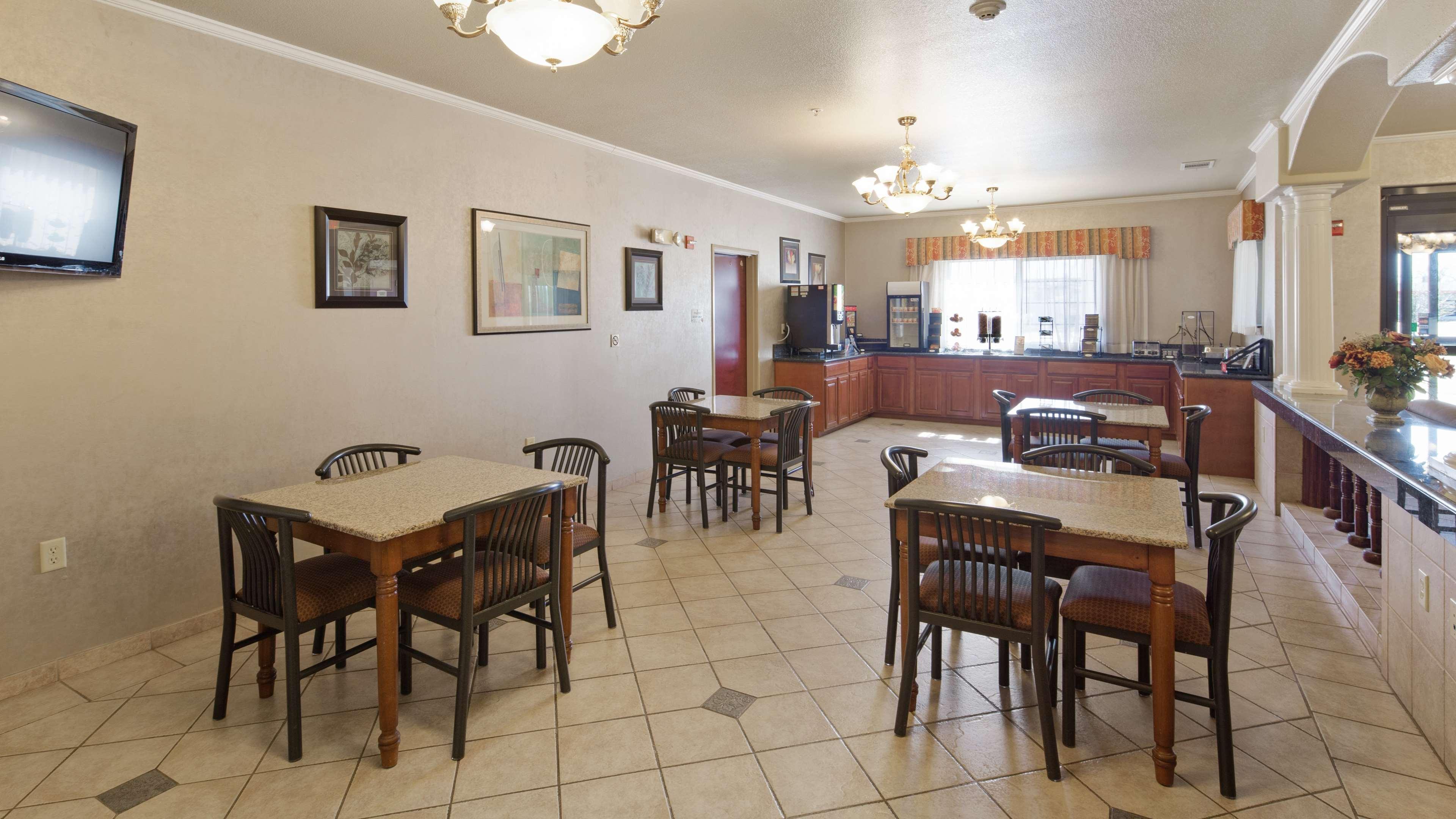 Best Western Plus Pratt Exterior photo
