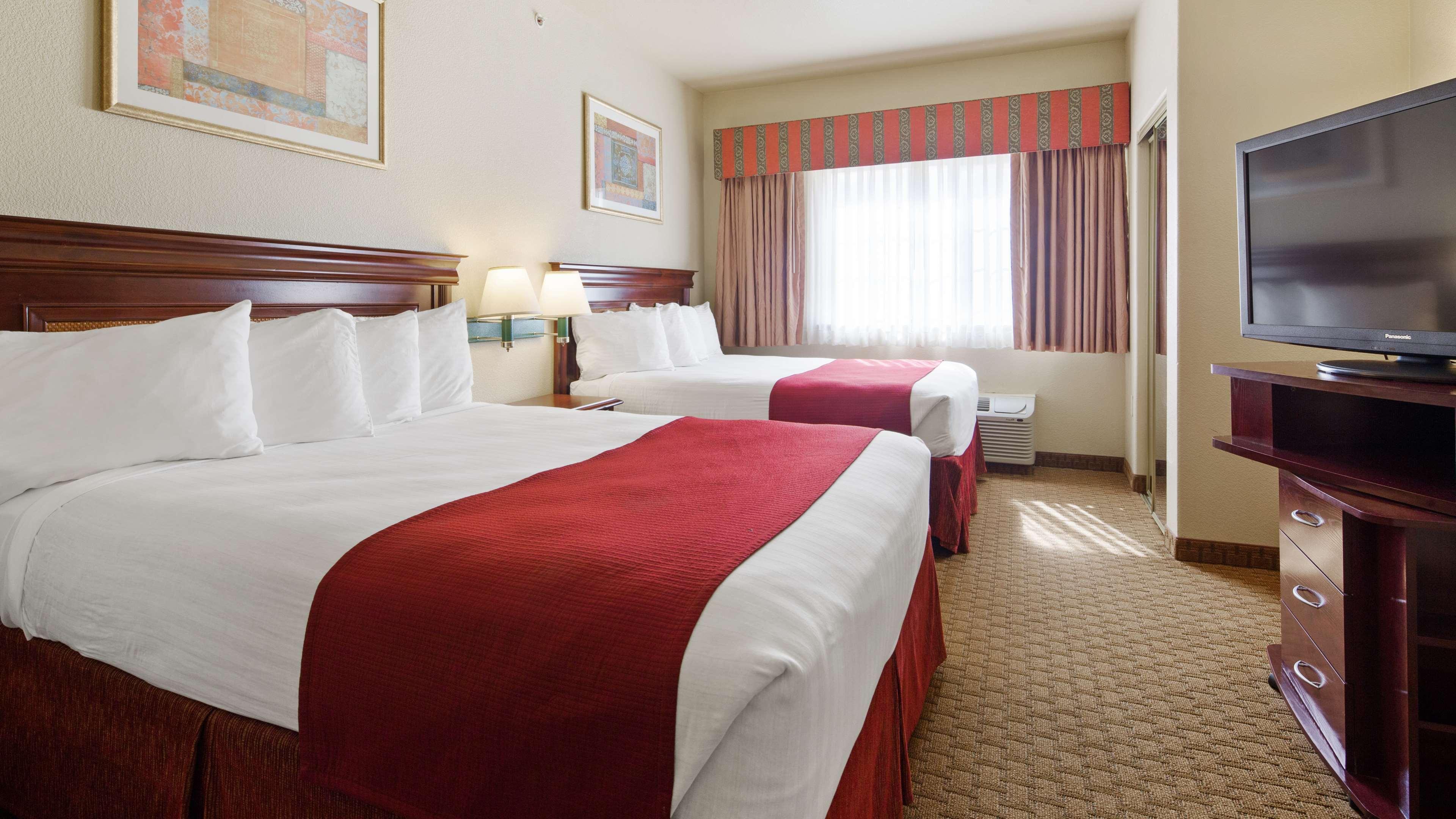 Best Western Plus Pratt Exterior photo