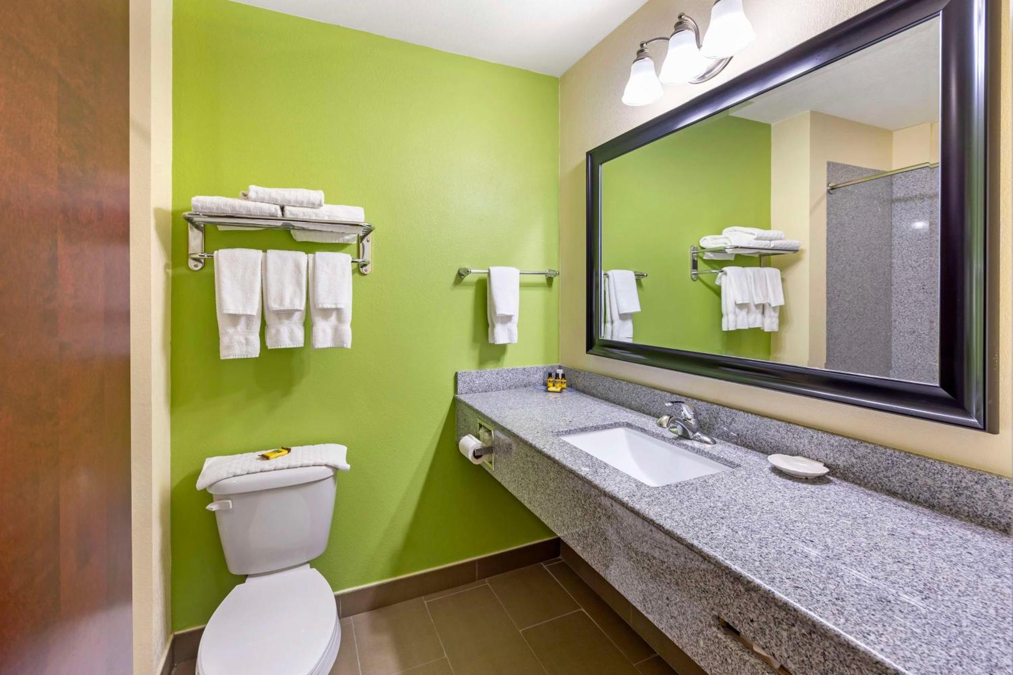 Best Western Plus Pratt Exterior photo