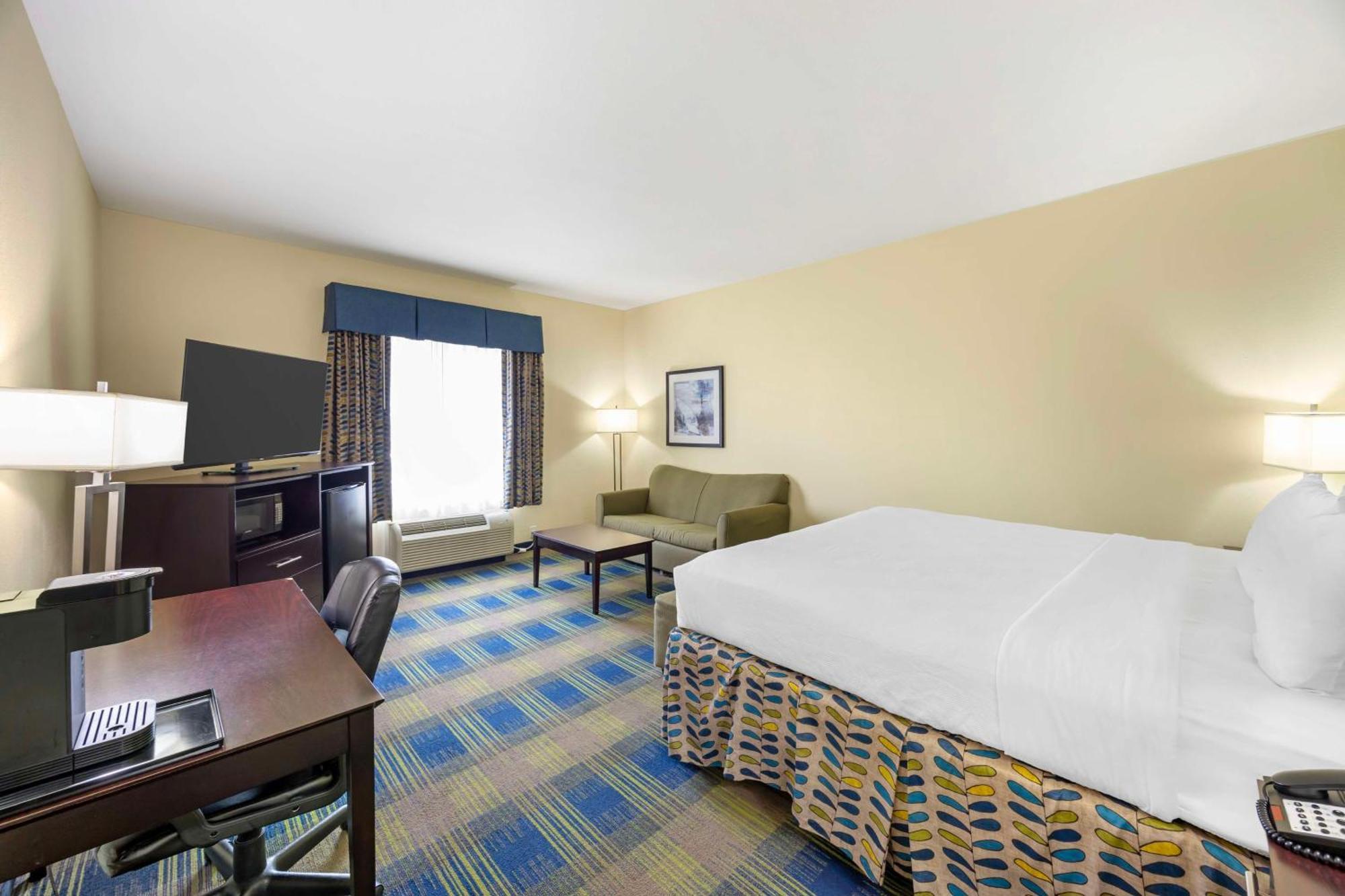 Best Western Plus Pratt Exterior photo