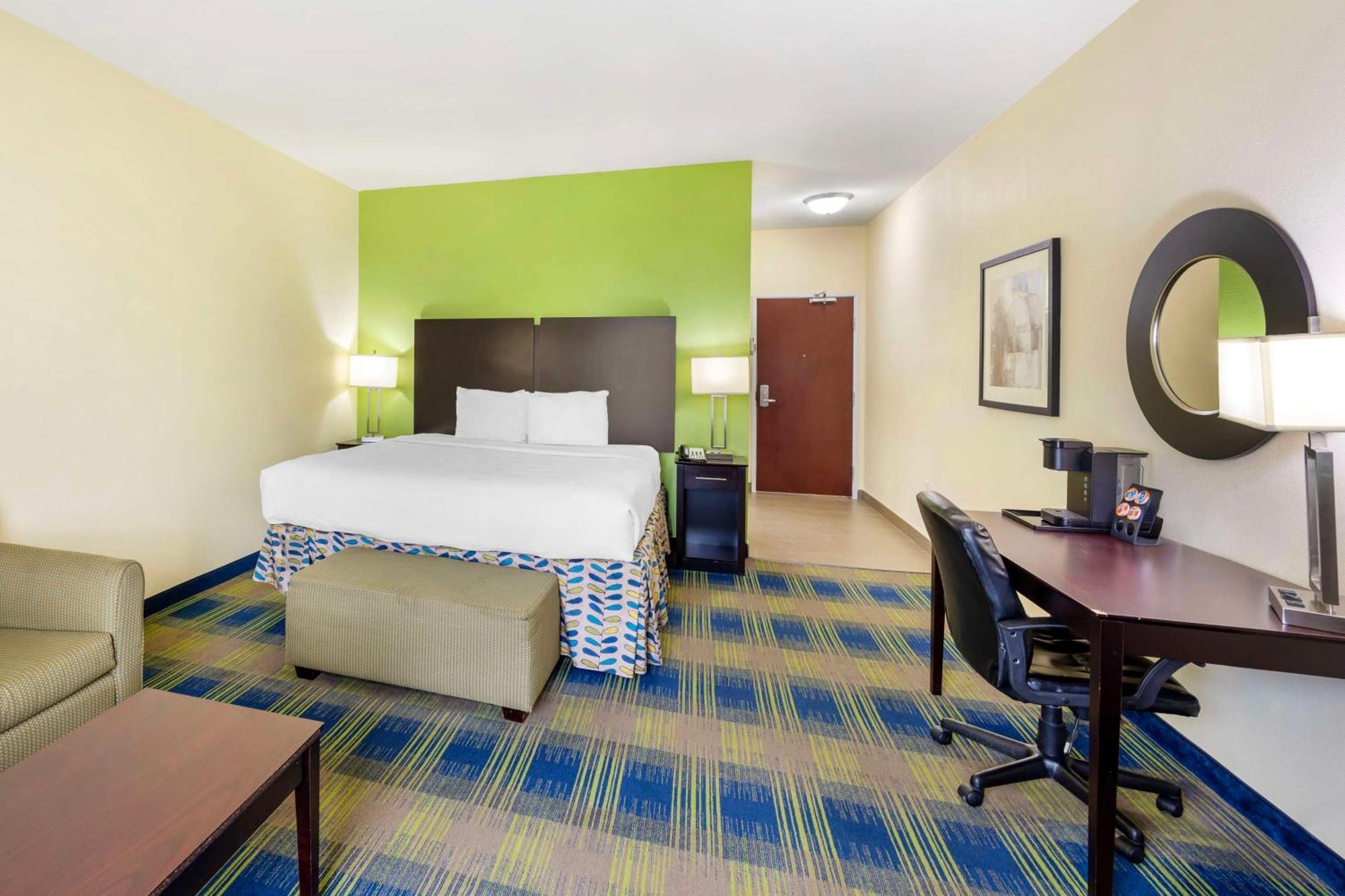 Best Western Plus Pratt Exterior photo