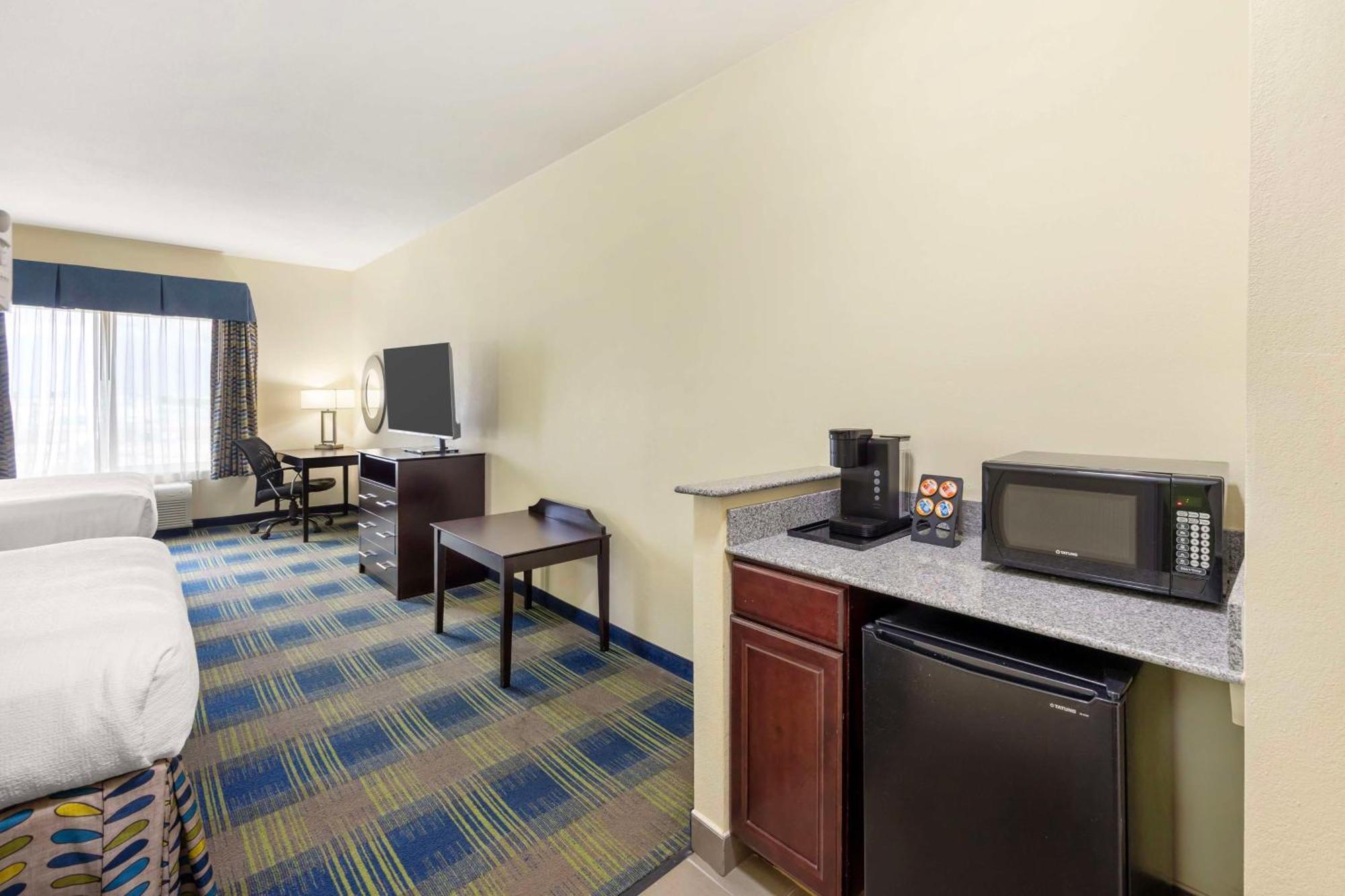 Best Western Plus Pratt Exterior photo