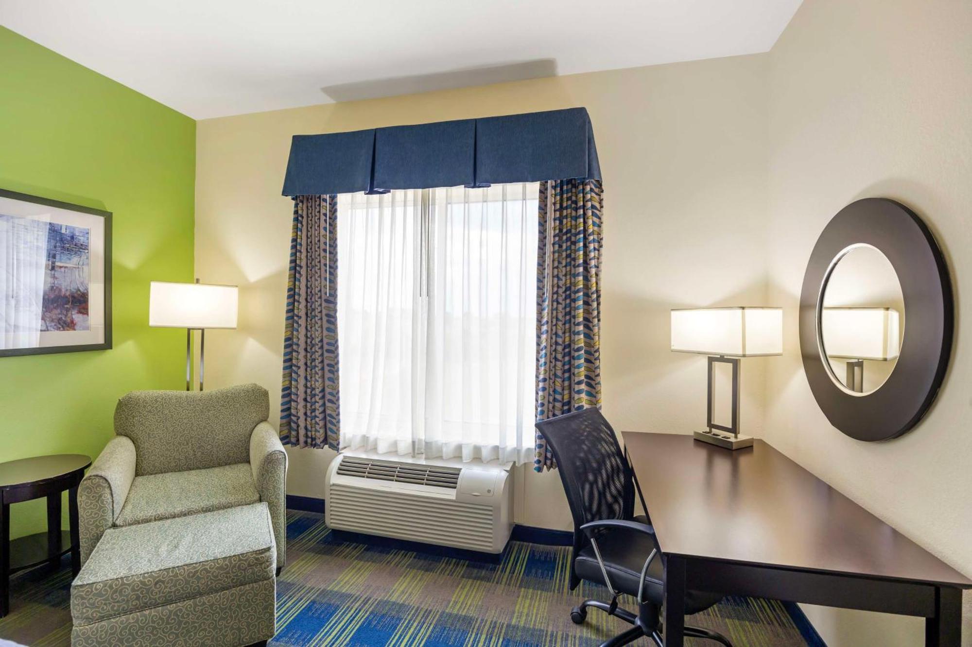 Best Western Plus Pratt Exterior photo