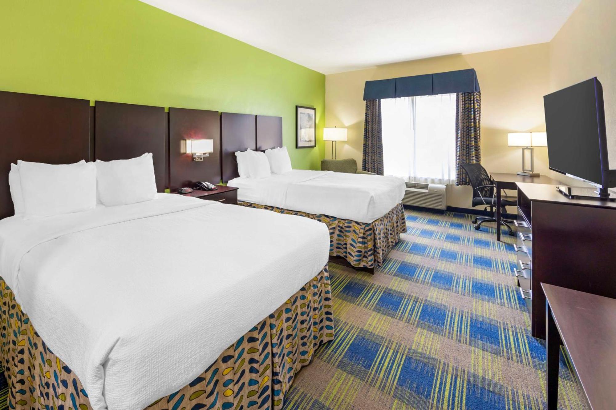 Best Western Plus Pratt Exterior photo