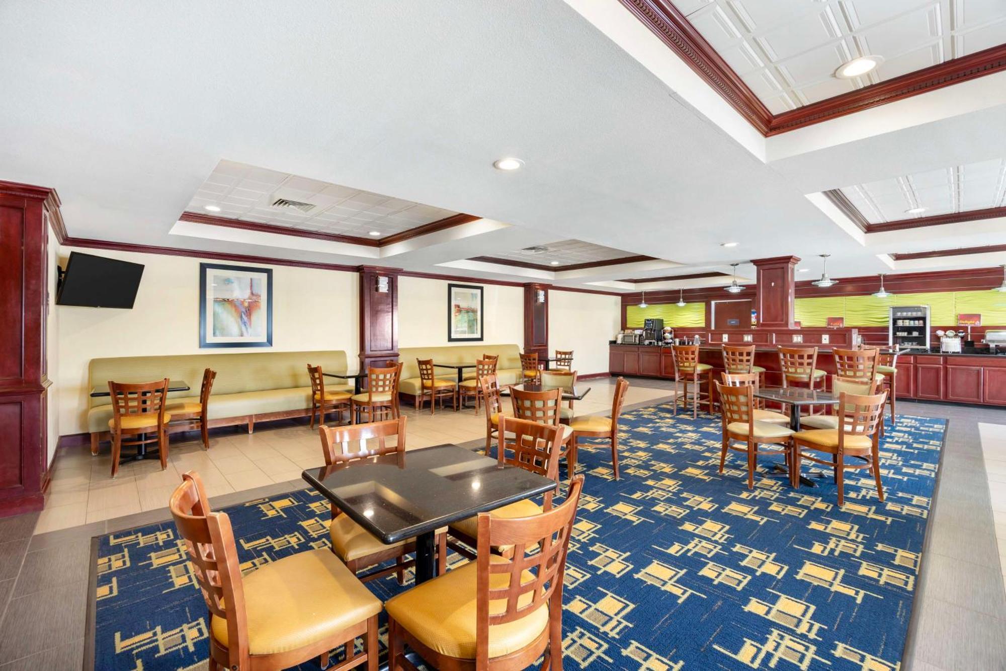 Best Western Plus Pratt Exterior photo