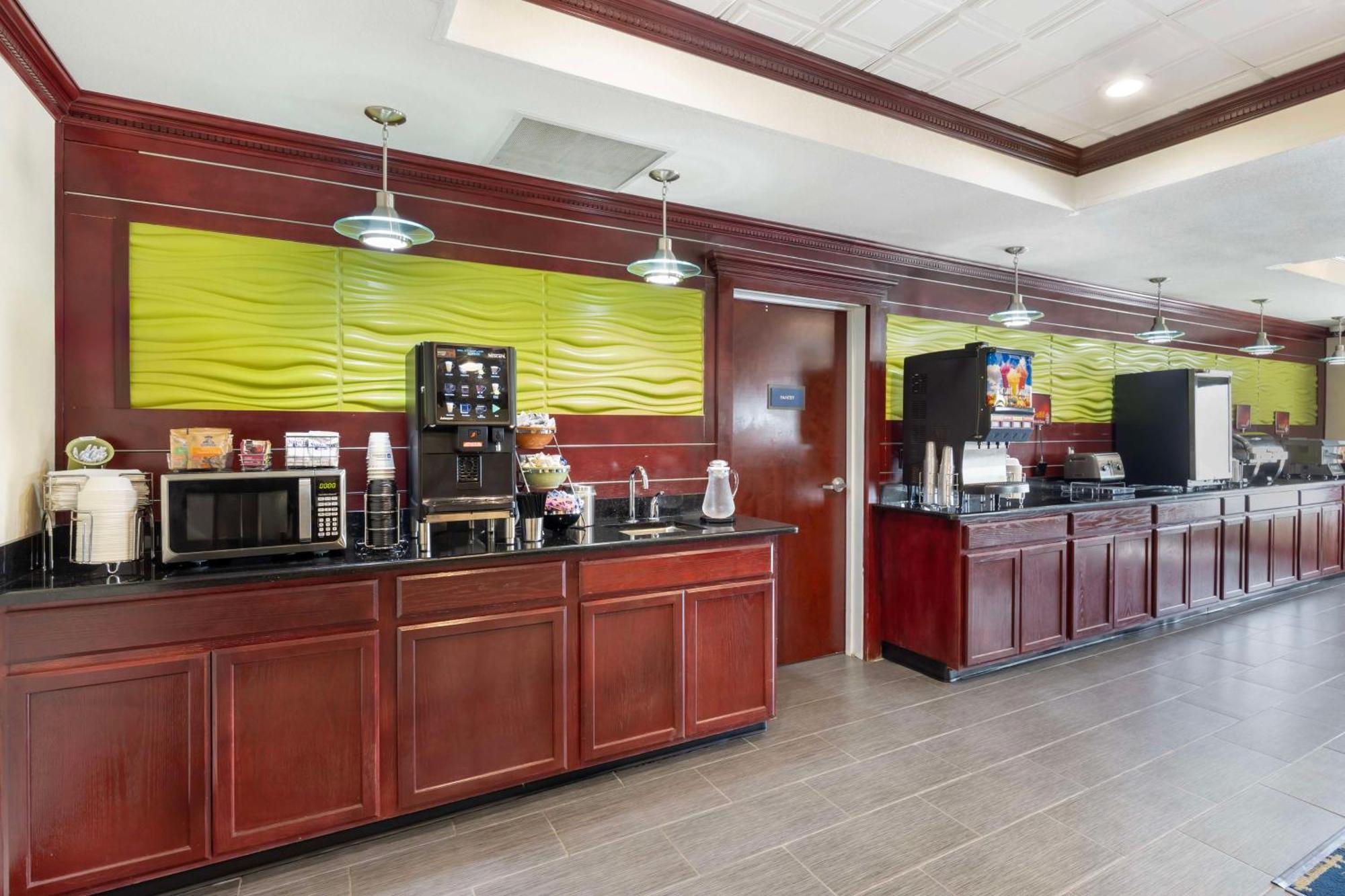 Best Western Plus Pratt Exterior photo