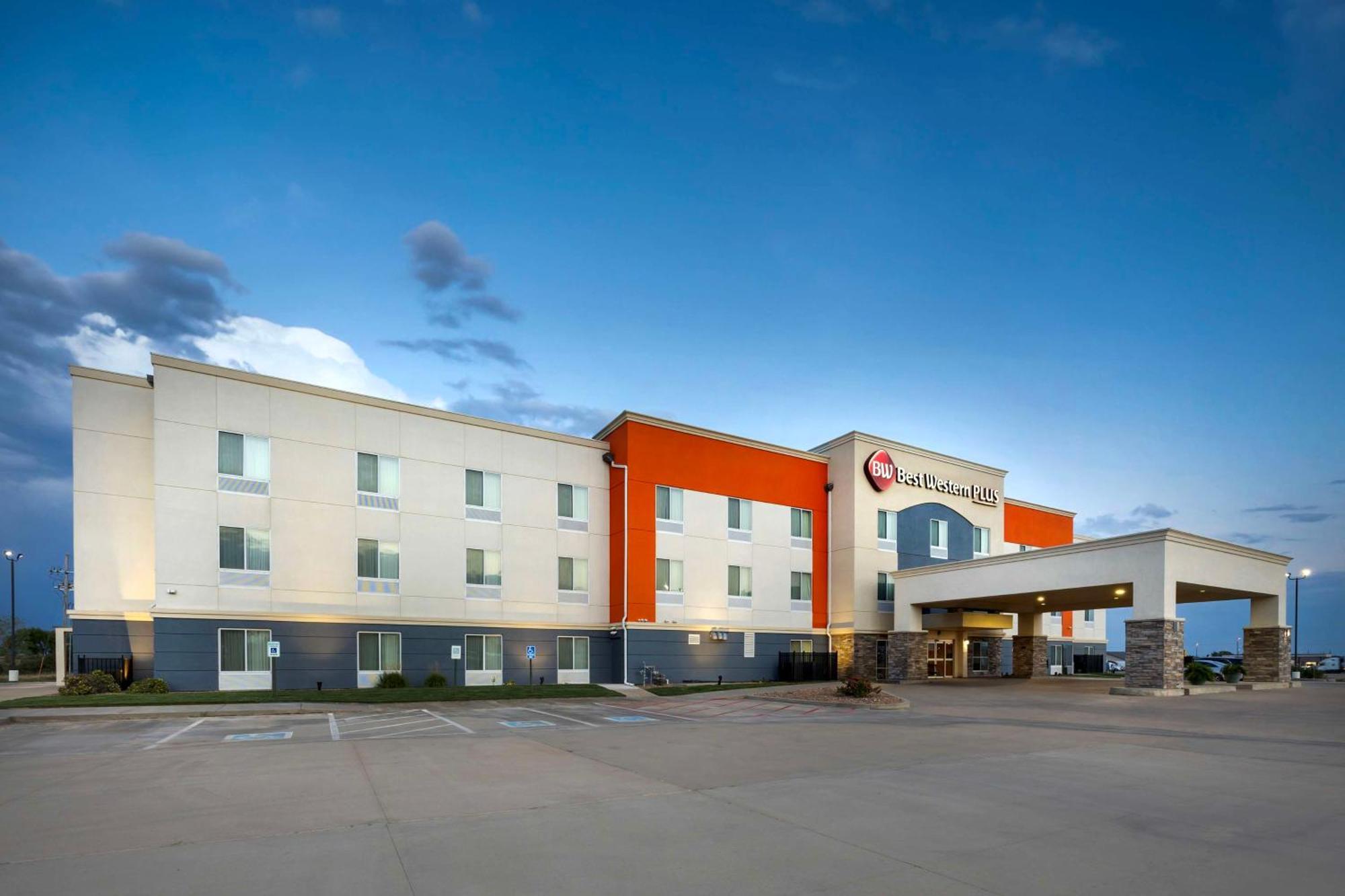 Best Western Plus Pratt Exterior photo